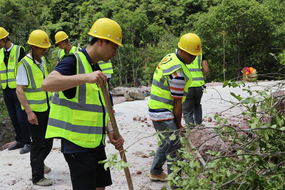 福建晉恒建設(shè)工程有限公司前往錢園橋大隊(duì)塹上村搶險(xiǎn)救災(zāi)