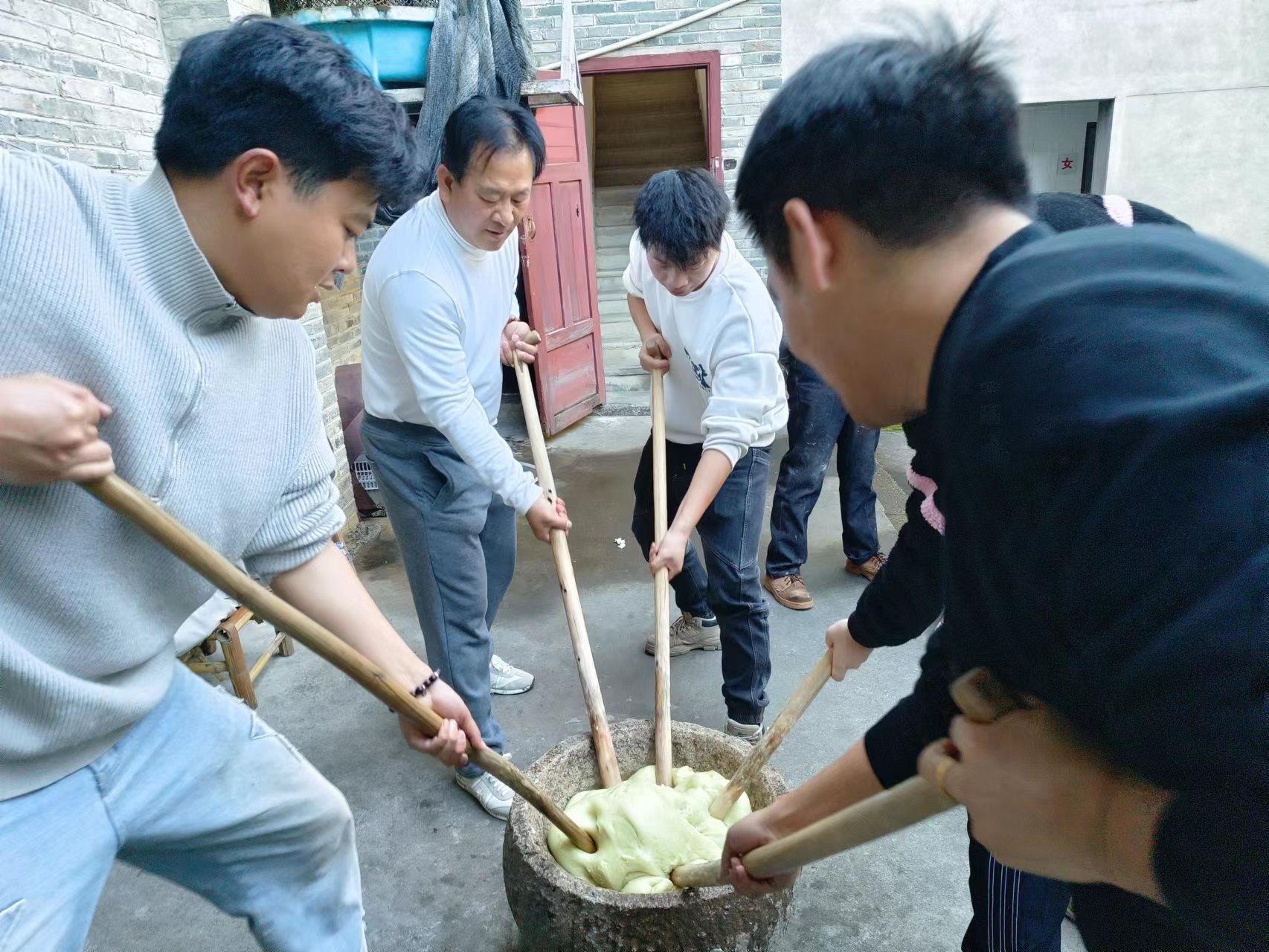 易順建工集團(tuán)：體驗(yàn)黃粿制作，傳承傳統(tǒng)文化