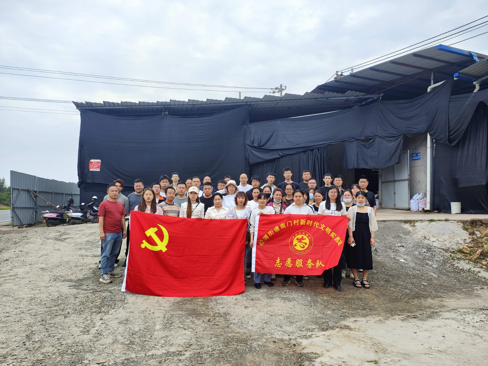 易順建工集團(tuán)有限公司入黨積極分子參加南門村、錢園橋村撂荒地整治活動(dòng)