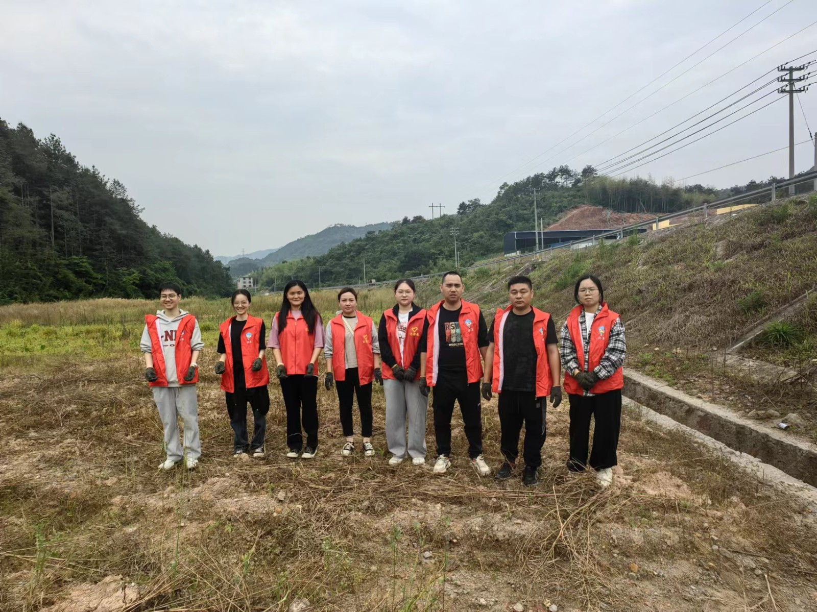 易順建工集團(tuán)有限公司入黨積極分子參加南門村、錢園橋村撂荒地整治活動(dòng)